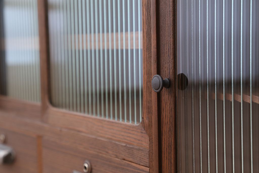アンティーク家具　アンティーク　古い木のモールガラス扉のローボード(ローチェスト、収納棚)