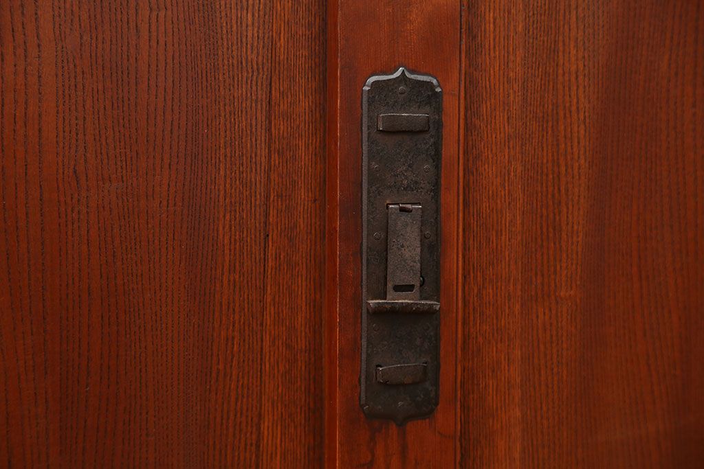 アンティーク家具　アンティーク　欅材引き戸の大きな収納箪笥(サイドボード、水屋箪笥、下駄箱)