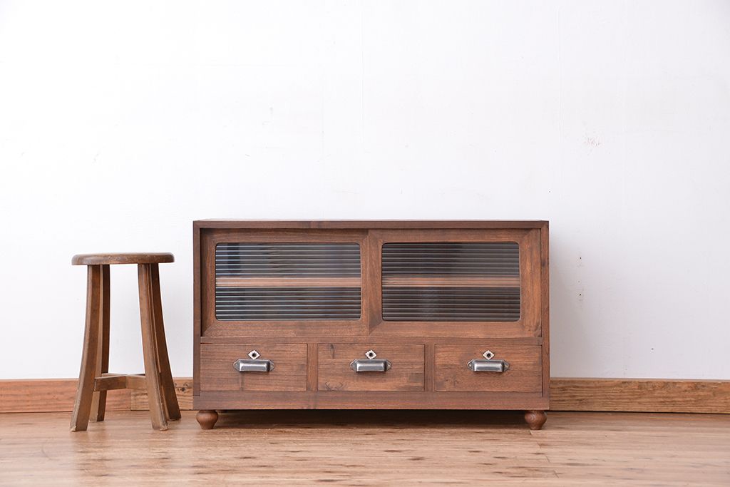 アンティーク家具　アンティーク　モールガラス脚付きローボード?(収納棚)　