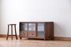 アンティーク家具　アンティーク　モールガラス脚付きローボード?(収納棚)　