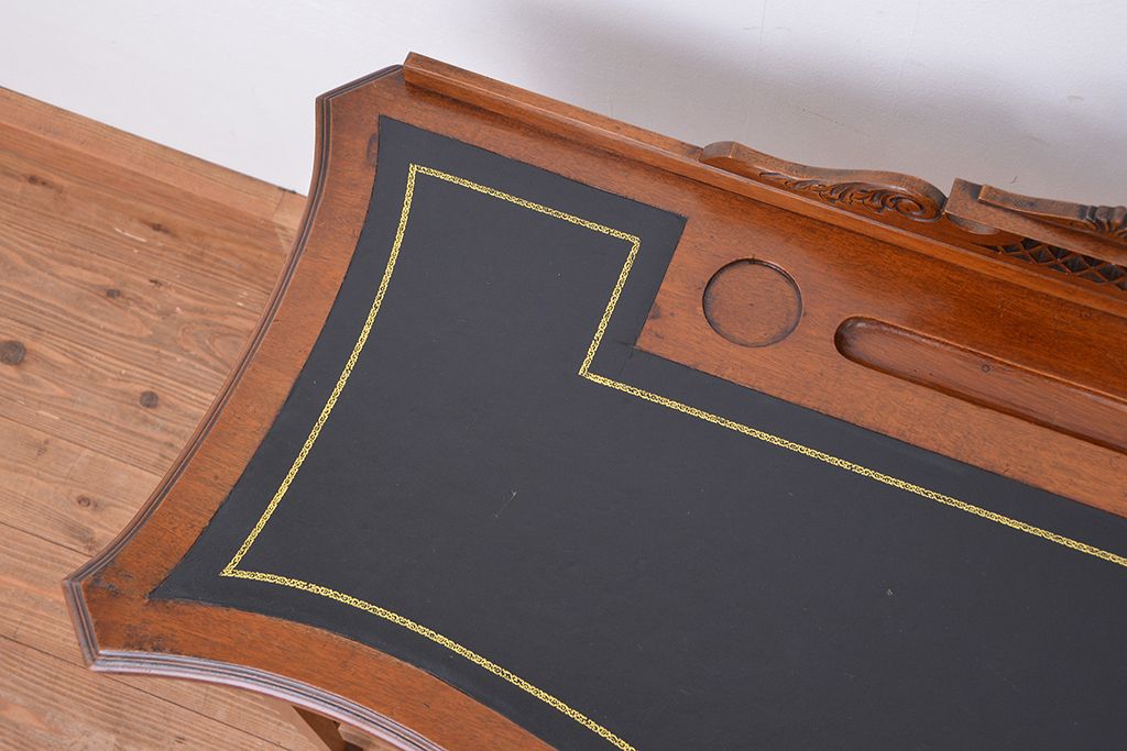 アンティーク家具　イギリスアンティーク　マホガニー材美しいカービングライティングデスク