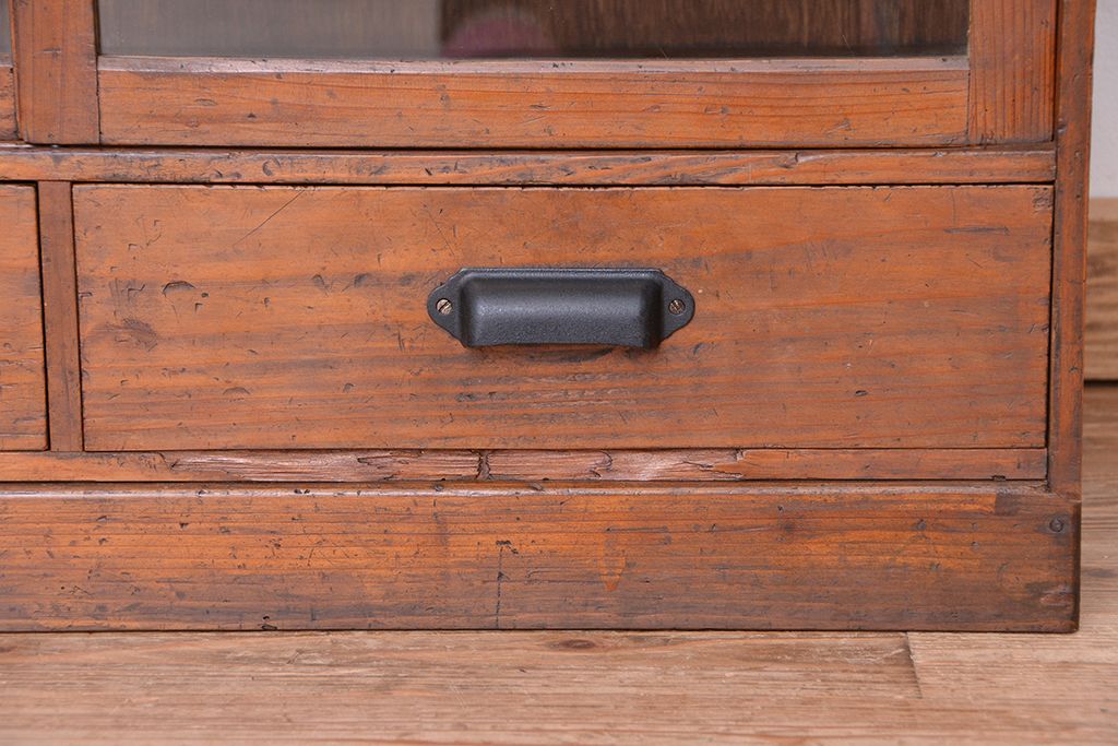 アンティーク家具　アンティーク　古い木のシンプルな収納棚(食器棚)