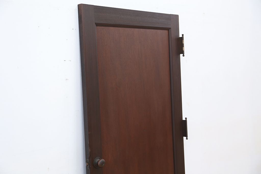 アンティーク　古い洋館のシンプルで重厚なドア(2)(扉)