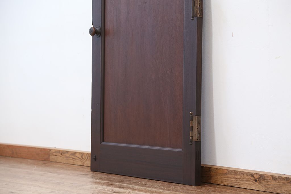 アンティーク　古い洋館のシンプルで重厚なドア(2)(扉)