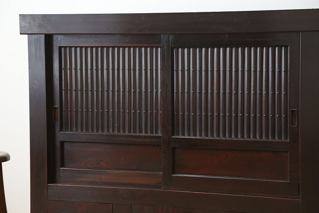 アンティーク家具　古民具・骨董　前面欅材とヒノキ材脚付き重厚な近江水屋箪笥ローボード(テレビ台、キャビネット、収納棚、食器棚、サイドボード)