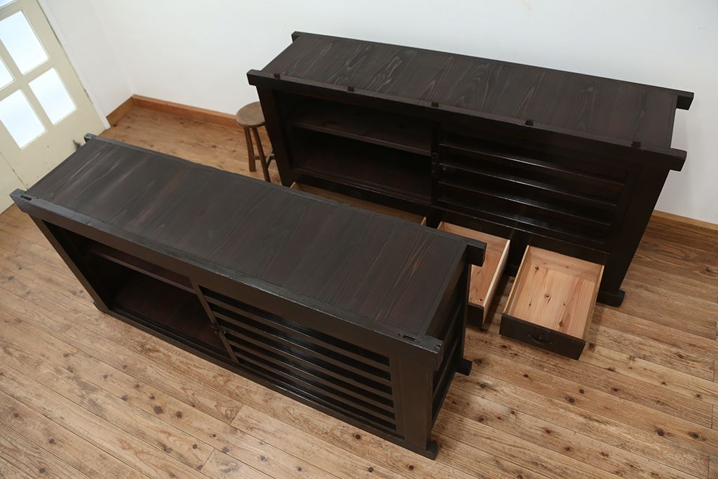 アンティーク家具　古民具・骨董　重厚!二段重ね横桟引き戸　特大収納箪笥(水屋箪笥、食器棚、収納棚)