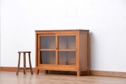 レトロ家具　昭和レトロ ライトブラウン ガラス引き戸のアンティーク脚付き収納棚(陳列ケース・食器棚)