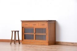 レトロ家具　アンティーク レトロな閉まえる作業台付きモールガラス収納棚(カウンターテーブル)