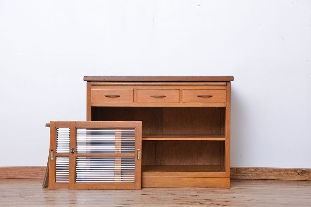 レトロ家具　アンティーク レトロな閉まえる作業台付きモールガラス収納棚(カウンターテーブル)