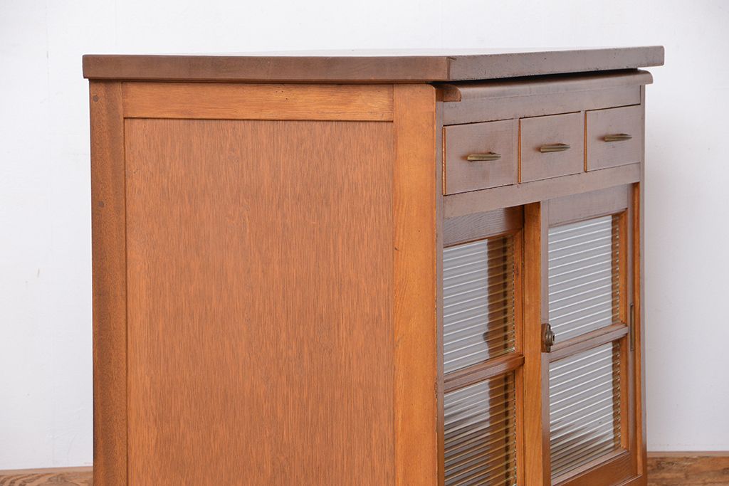 レトロ家具　アンティーク レトロな閉まえる作業台付きモールガラス収納棚(カウンターテーブル)