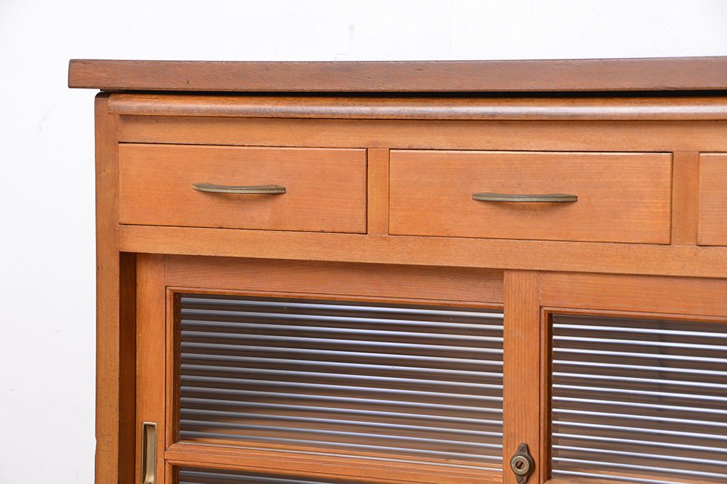 レトロ家具　アンティーク レトロな閉まえる作業台付きモールガラス収納棚(カウンターテーブル)