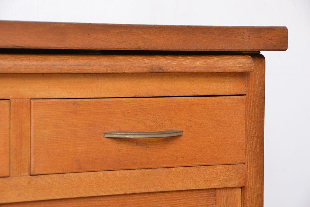 レトロ家具　アンティーク レトロな閉まえる作業台付きモールガラス収納棚(カウンターテーブル)