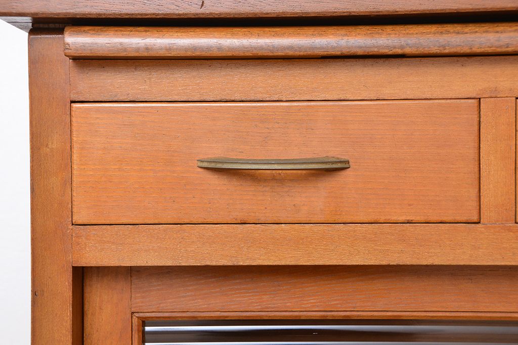 レトロ家具　アンティーク レトロな閉まえる作業台付きモールガラス収納棚(カウンターテーブル)