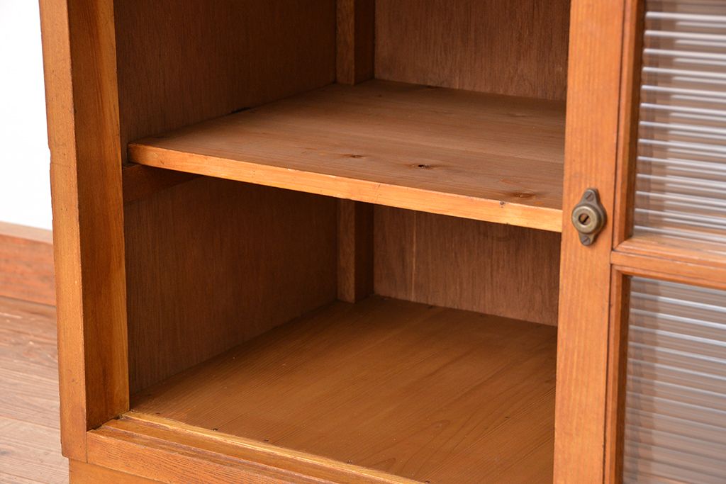 レトロ家具　アンティーク レトロな閉まえる作業台付きモールガラス収納棚(カウンターテーブル)