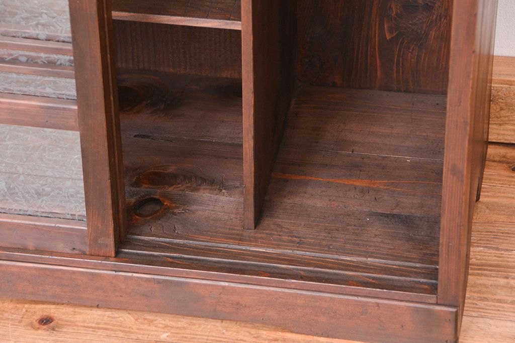 レトロ家具　昭和レトロ　シンプルな結晶ガラス収納棚(下駄箱)