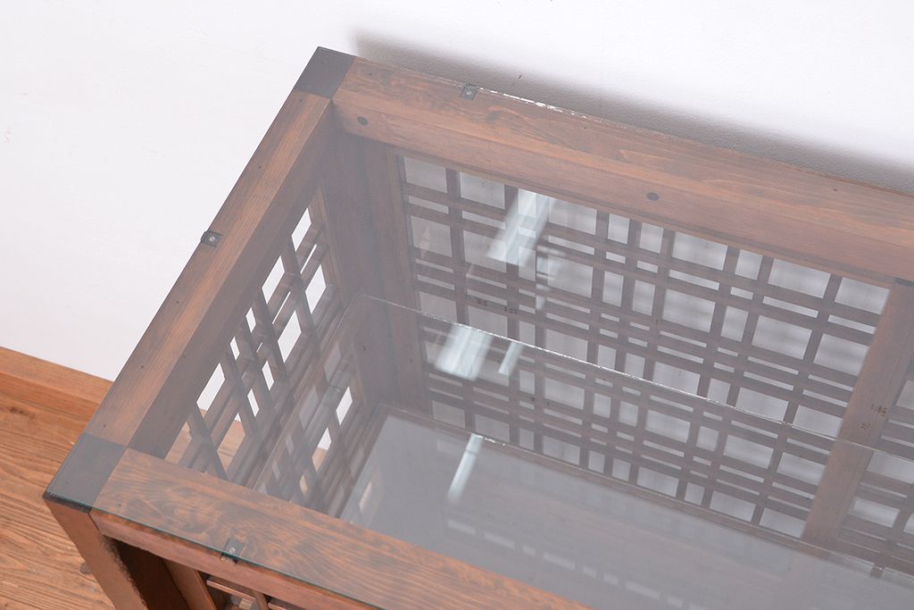 アンティーク家具　古民具・骨董　両面格子引き戸の引き出し付きガラスケース(飾り棚/収納棚)