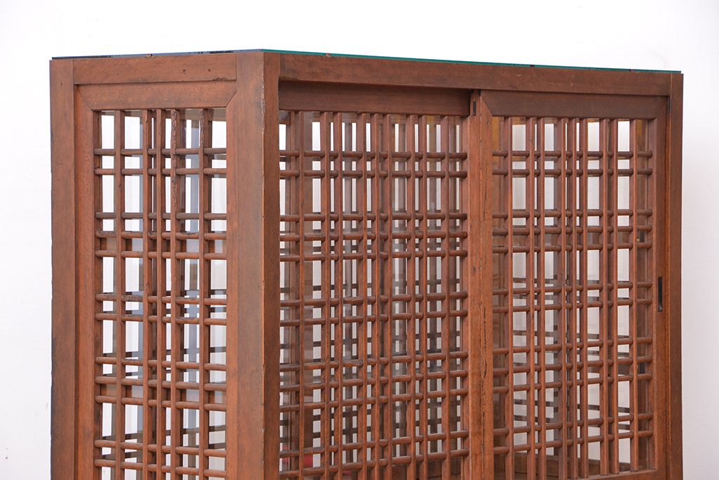 アンティーク家具　古民具・骨董　両面格子引き戸の引き出し付きガラスケース(飾り棚/収納棚)