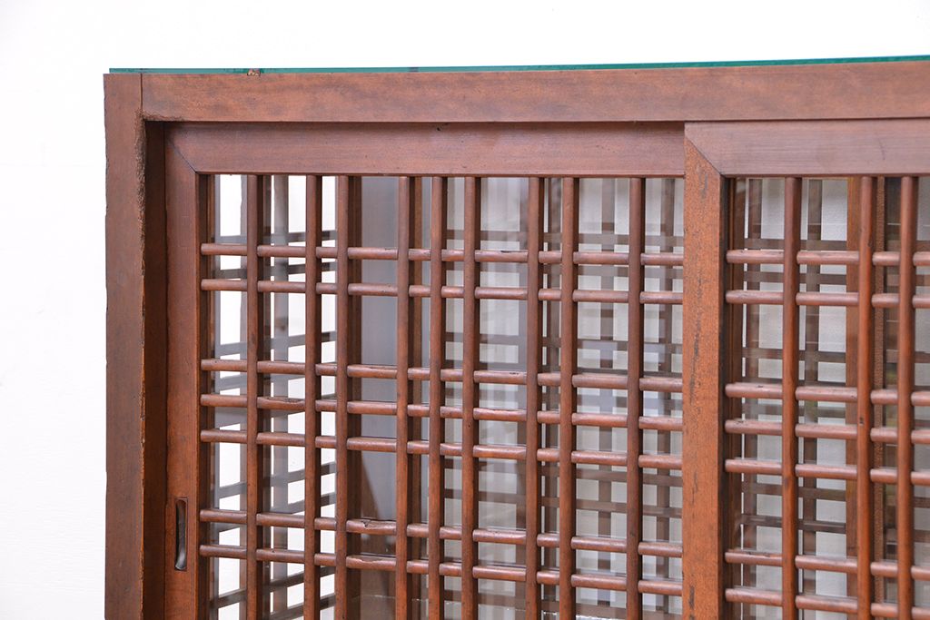 アンティーク家具　古民具・骨董　両面格子引き戸の引き出し付きガラスケース(飾り棚/収納棚)