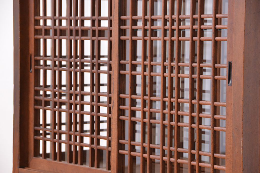 アンティーク家具　古民具・骨董　両面格子引き戸の引き出し付きガラスケース(飾り棚/収納棚)