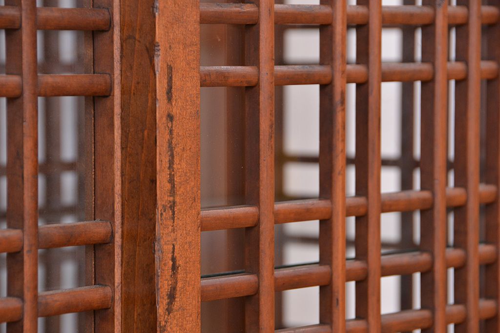アンティーク家具　古民具・骨董　両面格子引き戸の引き出し付きガラスケース(飾り棚/収納棚)