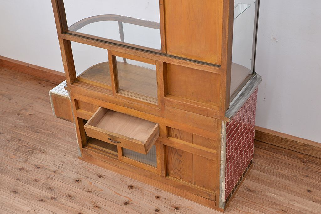 レトロ家具 昭和レトロ 特大!赤いタイルが目を引く古いタバコ屋