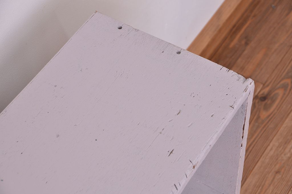 レトロ家具　アンティークペイント　レトロな丸脚飾り棚(陳列棚)