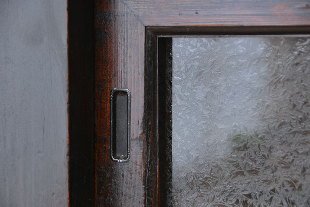 アンティーク家具　古民具・骨董　使い込まれた趣のある結霜ガラス三尺水屋箪笥(食器棚・収納棚)