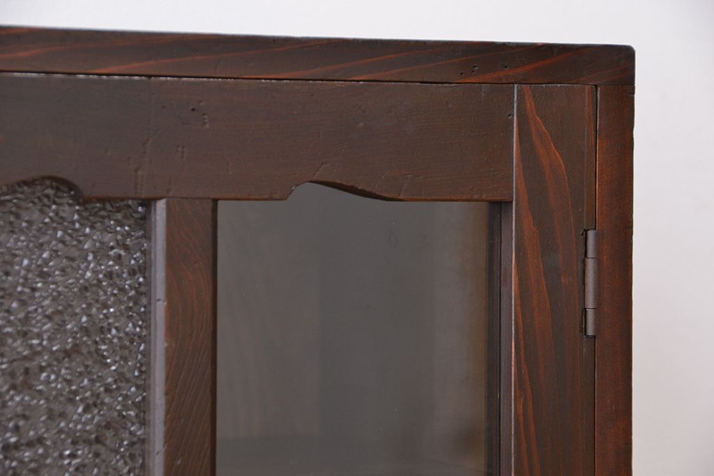 レトロ家具　昭和レトロ　古い木の取っ手のかわいいダイヤガラス入り本箱(ブックケース、ガラス収納棚)
