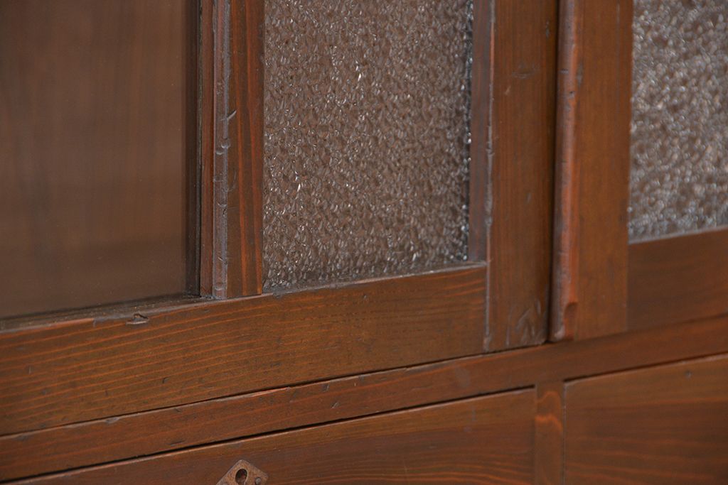 レトロ家具　昭和レトロ　古い木の取っ手のかわいいダイヤガラス入り本箱(ブックケース、ガラス収納棚)