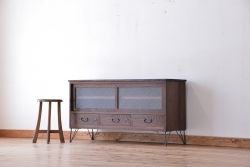 アンティーク家具　アンティーク　前面栗材　ダイヤガラス引き戸　鉄脚付きローボード(引き出し付ガラス収納棚)