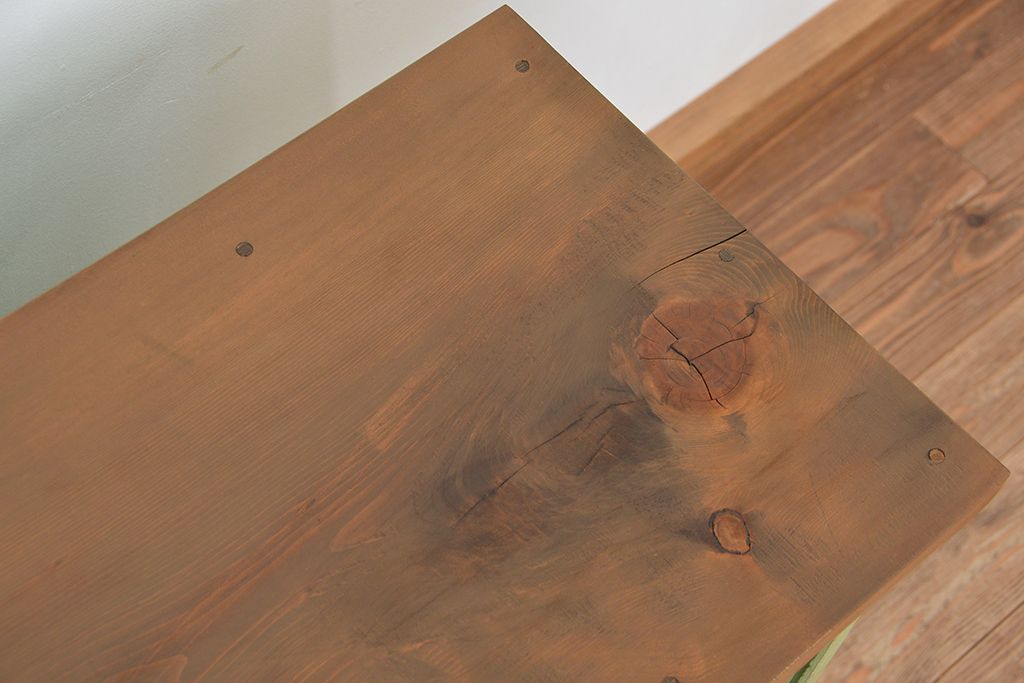 レトロ家具　昭和レトロ　古い木の丸脚付きペイントカウンターテーブル(収納棚付き)(作業台)(飾り棚)