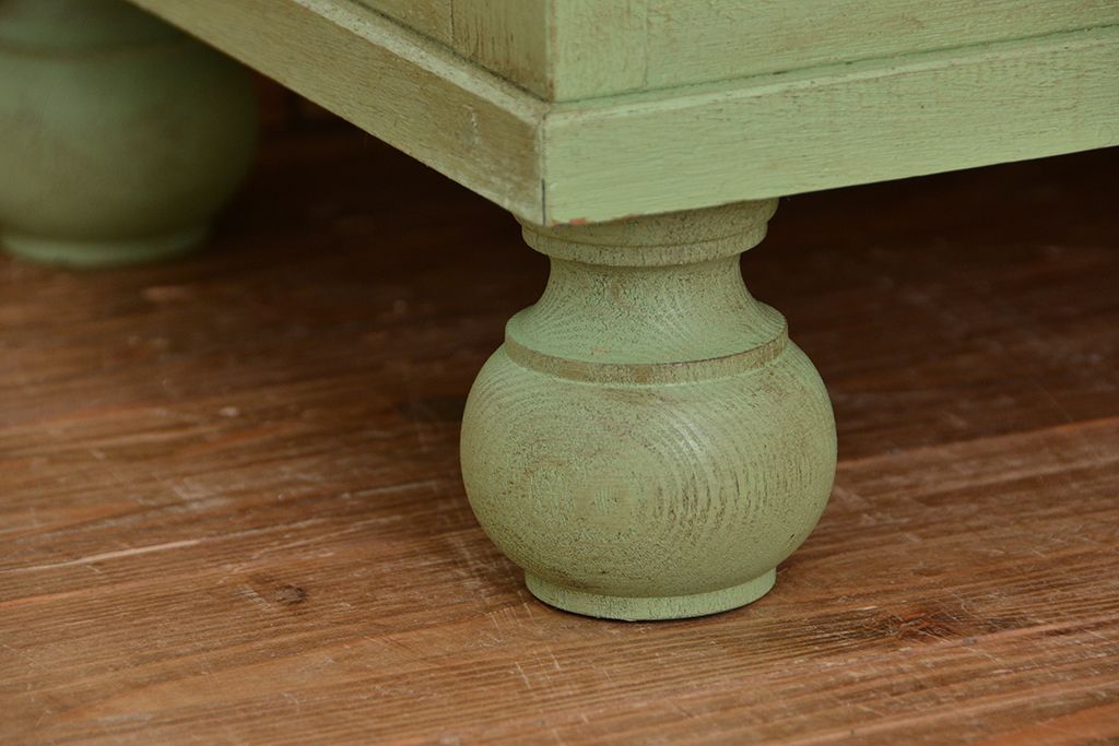 レトロ家具　昭和レトロ　古い木の丸脚付きペイントカウンターテーブル(収納棚付き)(作業台)(飾り棚)