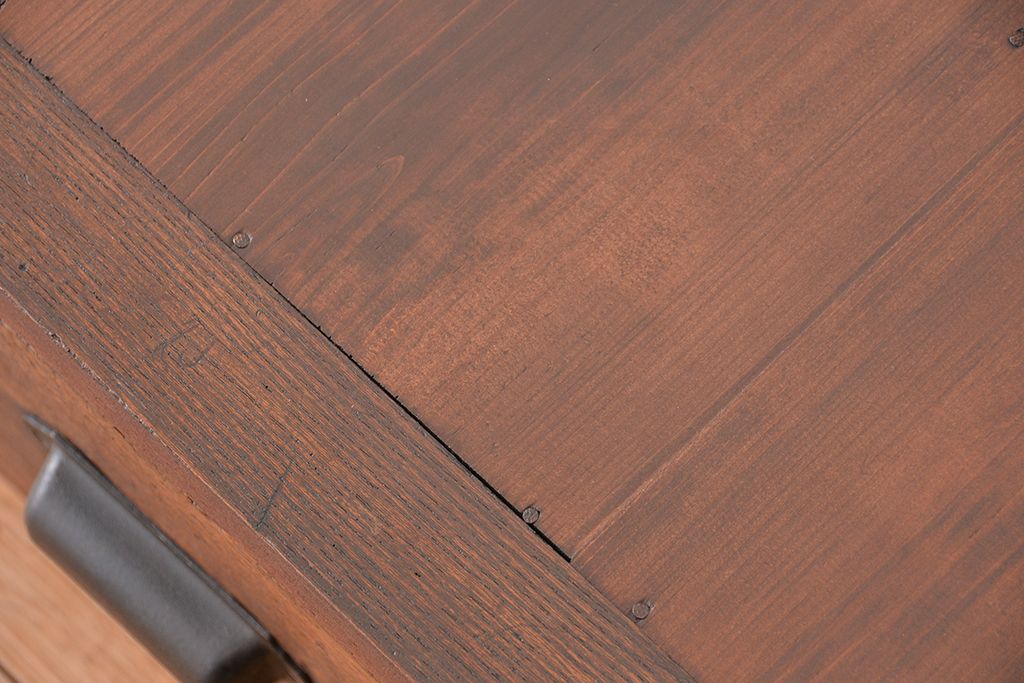 アンティーク家具　アンティーク　古い木製の三杯引き出しローチェスト(ローボード・置床)
