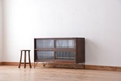 アンティーク家具　古い桐材の鉄脚付きモールガラス　ローボード?(テレビボード/収納棚)