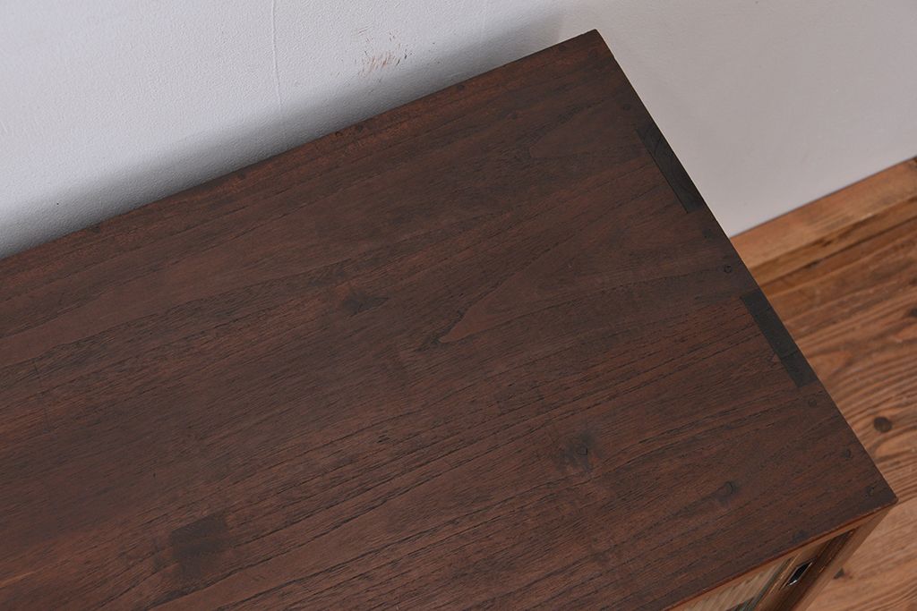 アンティーク家具　古い桐材の鉄脚付きモールガラス　ローボード?(テレビボード/収納棚)