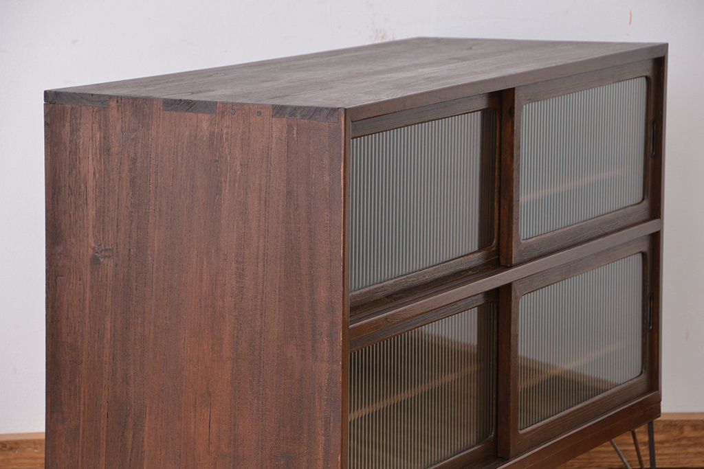 アンティーク家具　古い桐材の鉄脚付きモールガラス　ローボード?(テレビボード/収納棚)