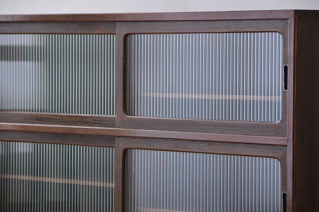 アンティーク家具　古い桐材の鉄脚付きモールガラス　ローボード?(テレビボード/収納棚)