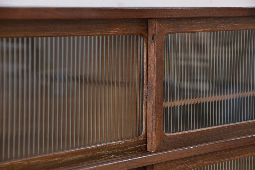 アンティーク家具　古い桐材の鉄脚付きモールガラス　ローボード?(テレビボード/収納棚)