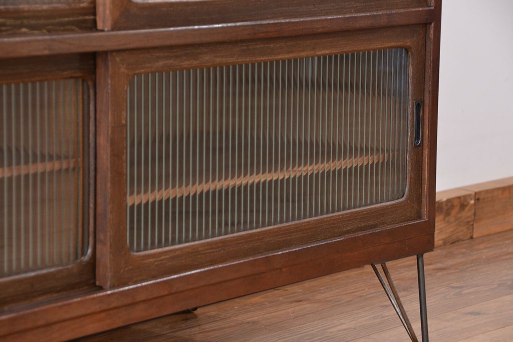 アンティーク家具　古い桐材の鉄脚付きモールガラス　ローボード?(テレビボード/収納棚)