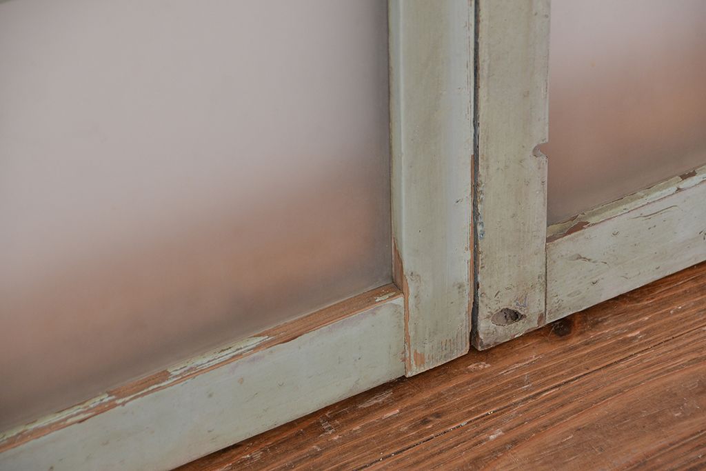 古い木味とペンキのはげた　ガラス窓2枚セット(ガラス戸・引き戸)