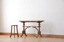 アンティーク家具　イギリスアンティーク　古い木味の彫刻サイドテーブル(デスク/机)