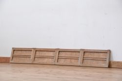 使い込まれた小さな引き戸4枚