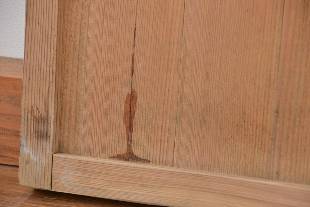 使い込まれた小さな引き戸4枚