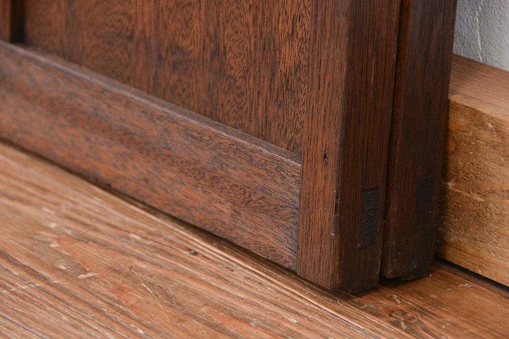 アンティーク建具　素朴な木味が魅力の小さな引き戸2枚セット(板戸)(R-011527)