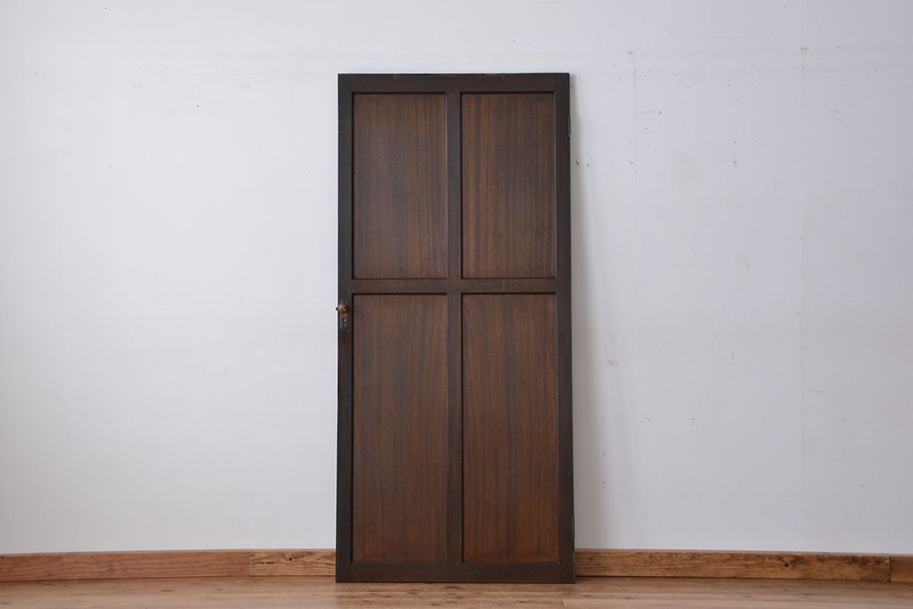 アンティーク　古い木のレトロでシンプルなドア(扉)