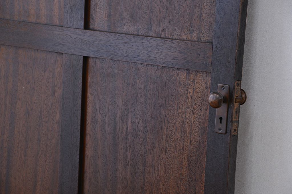 アンティーク　古い木のレトロでシンプルなドア(扉)