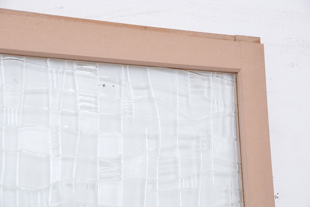ペンキの剥げたレトロなガラス引き戸(ガラス戸、建具)