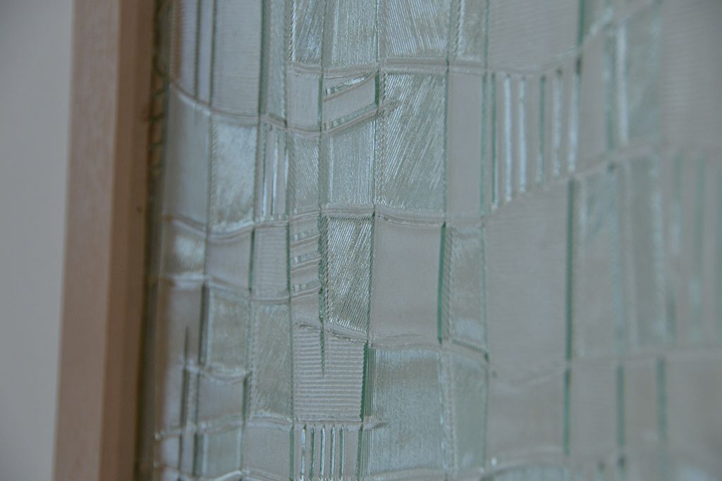 ペンキの剥げたレトロなガラス引き戸(ガラス戸、建具)