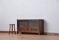 アンティーク家具　アンティーク　古い木の脚付き銀モールガラスローボード(収納棚)