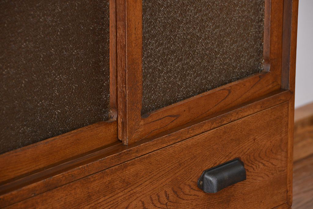 アンティーク家具　アンティーク　ダイヤガラスの鉄脚付きローボード(収納棚)